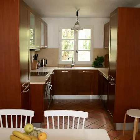 Maison Couchou In *